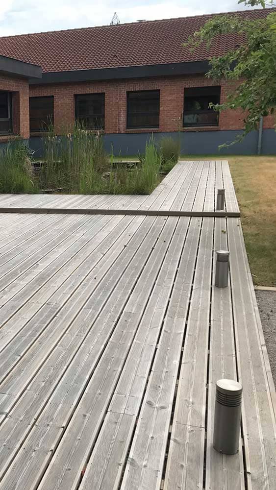 Pose de terrasse en bois pour l'entreprise