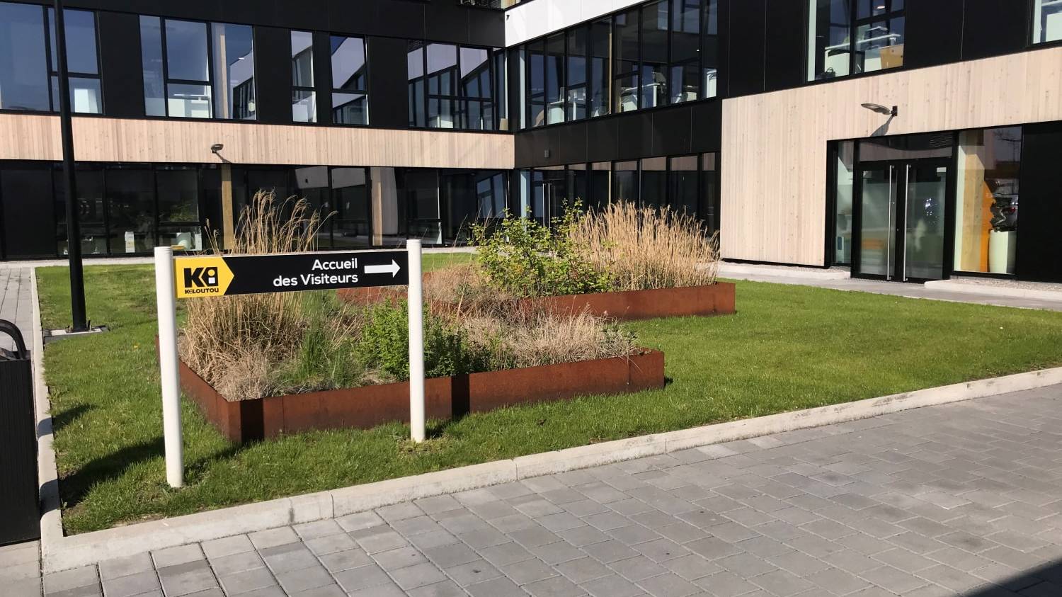 Entretien des espaces verts et graminées - Kiloutou Villeneuve d'Ascq par Thieffry Parc & Jardin